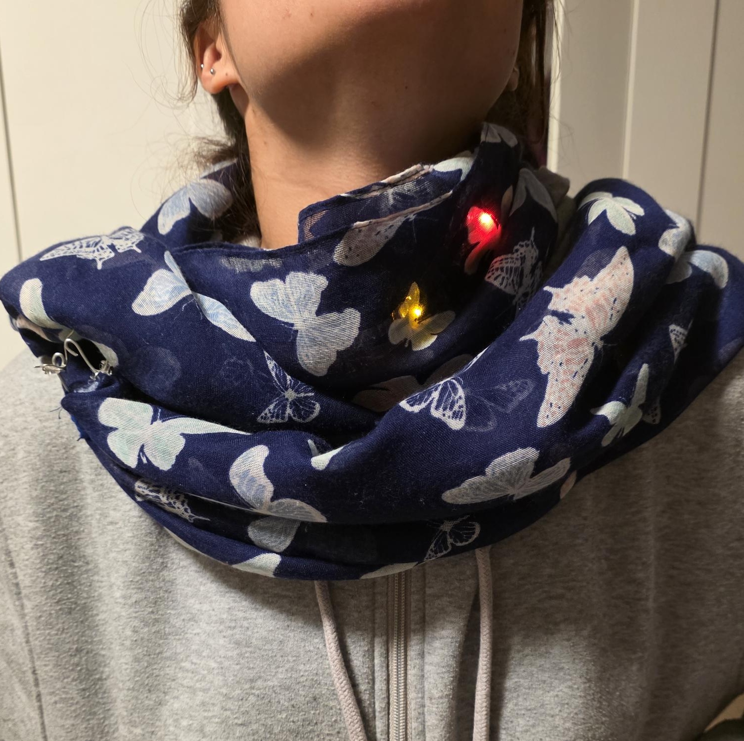 Scarf design that lights up
